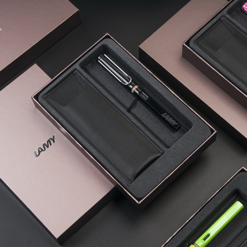 LAMY Safari 系列 限量 鋼筆 單入筆套禮盒（栗子棕色禮盒） – 藍色 / 紅色 / 黃色 / 霧黑色 / 亮黑色 / 白色 / 桃紅 / 透明 / 蘋果綠 / 天空藍 / 櫻花粉 / 薄荷綠 / 紅夾白桿 / 海水藍 / 紫羅蘭 / 芒果黃