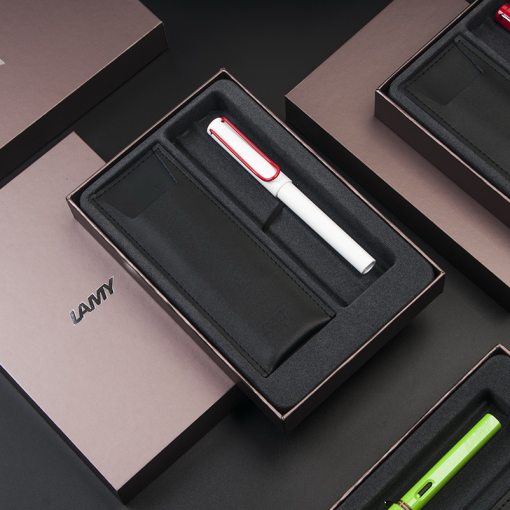 LAMY Safari 系列 限量 鋼珠筆 單入筆套禮盒（栗子棕色禮盒） – 藍色 / 紅色 / 黃色 / 霧黑色 / 亮黑色 / 白色 / 桃紅 / 透明 / 蘋果綠 / 天空藍 / 櫻花粉 / 薄荷綠 / 紅夾白桿 / 海水藍 / 紫羅蘭 / 芒果黃